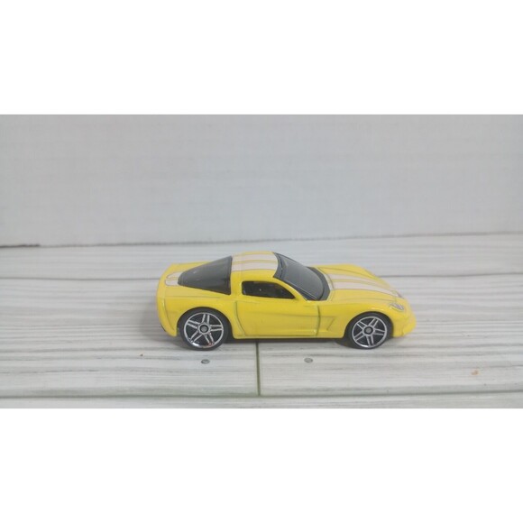 Hot Wheels Chevrolet Corvette C6, Yellow with White Stripes, 1:64; Loose - Picture 4 of 7